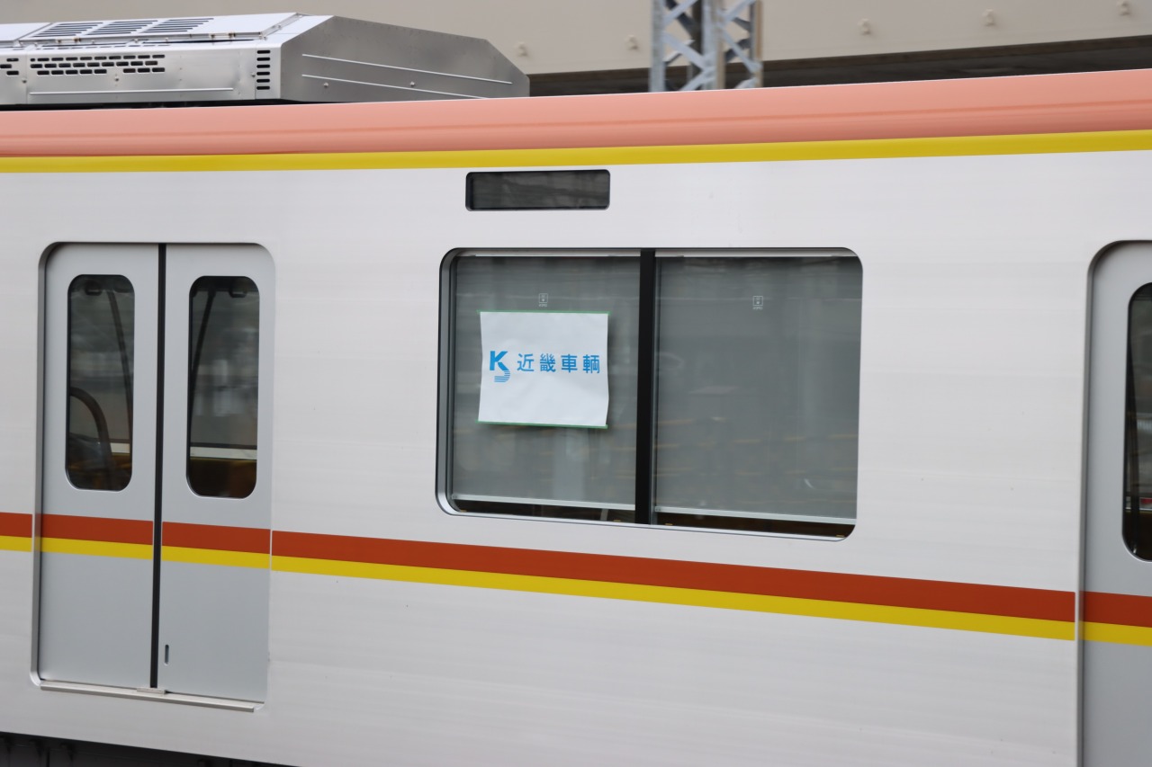 17000系の甲種輸送の写真。窓に近畿車輛のロゴがある。