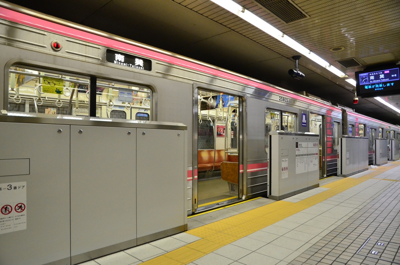 千日前線ホームで、車両とホームドアが開いている場面を写した画像